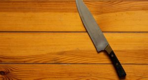 “Zarafat” faciəyə çevrildi: Bacılar arasındakı mübahisə bıçaqlanma ilə bitdi