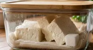 Pendirin yanına bir dənə qoyun: aylarla nə kifləyir, nə quruyur