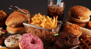 Bu ölkədə “ziyanlı qida” reklamına qadağa qoyuldu