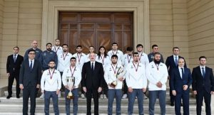 Tiranada yazılan tarix: qalib məktəb, qalib komanda