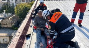 Sumqayıtda damda təhlükəli anlar: Xilasedicilər köməyə gəldilər
